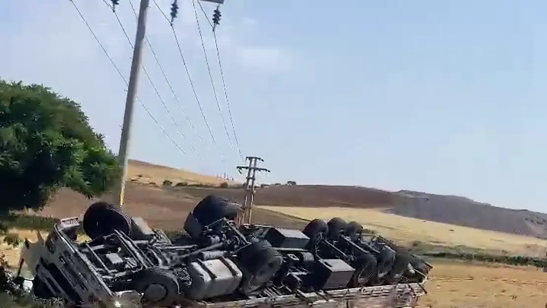 Adıyaman'da kamyon şarampole yuvarlandı: sürücü yaralandı