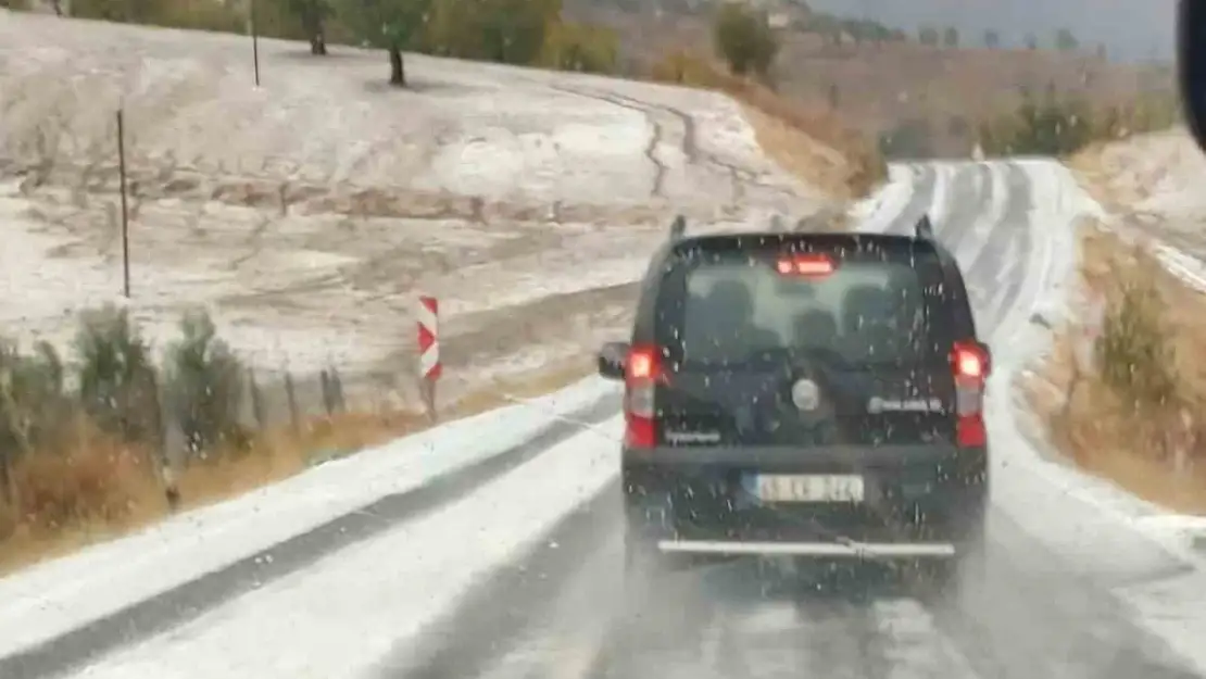 Dolu yağışı yolu beyaza bürüdü