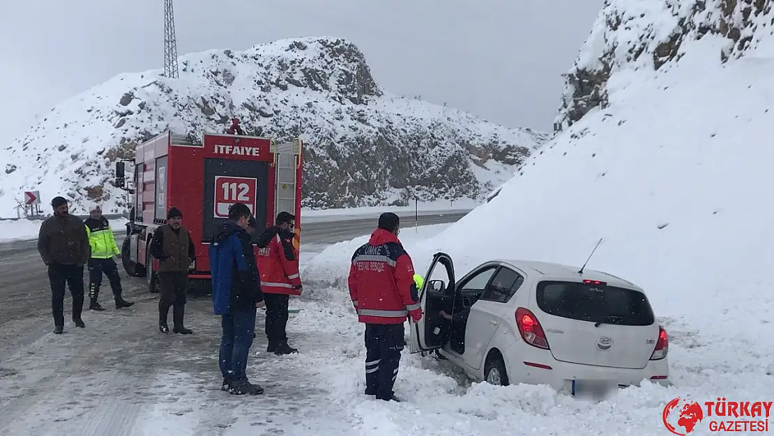 Adıyaman Çelikhan Malatya karayolunda donma tehlikesi yaşayan aile kurtarıldı