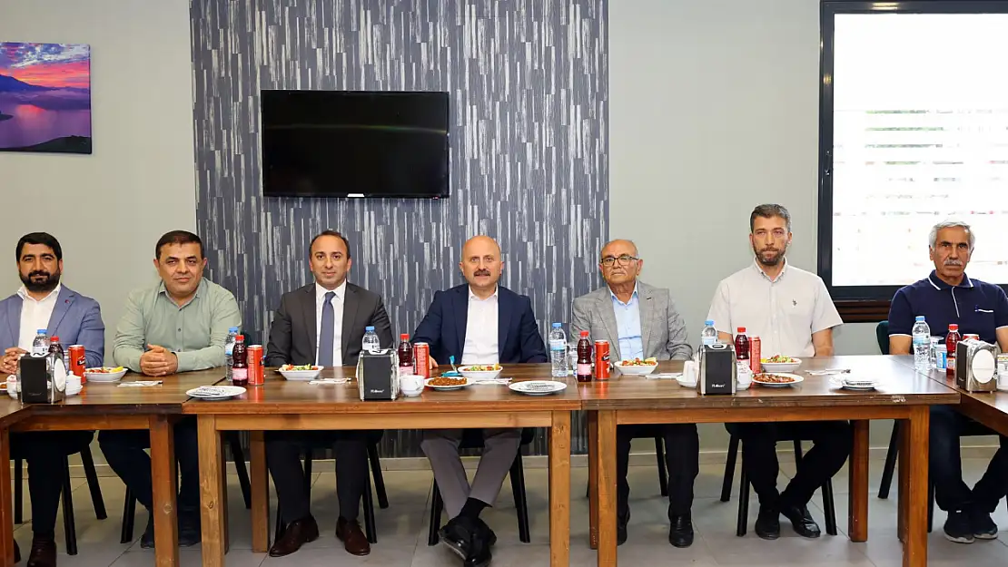 Emekli olan Mahmut İnan'a veda yemeği