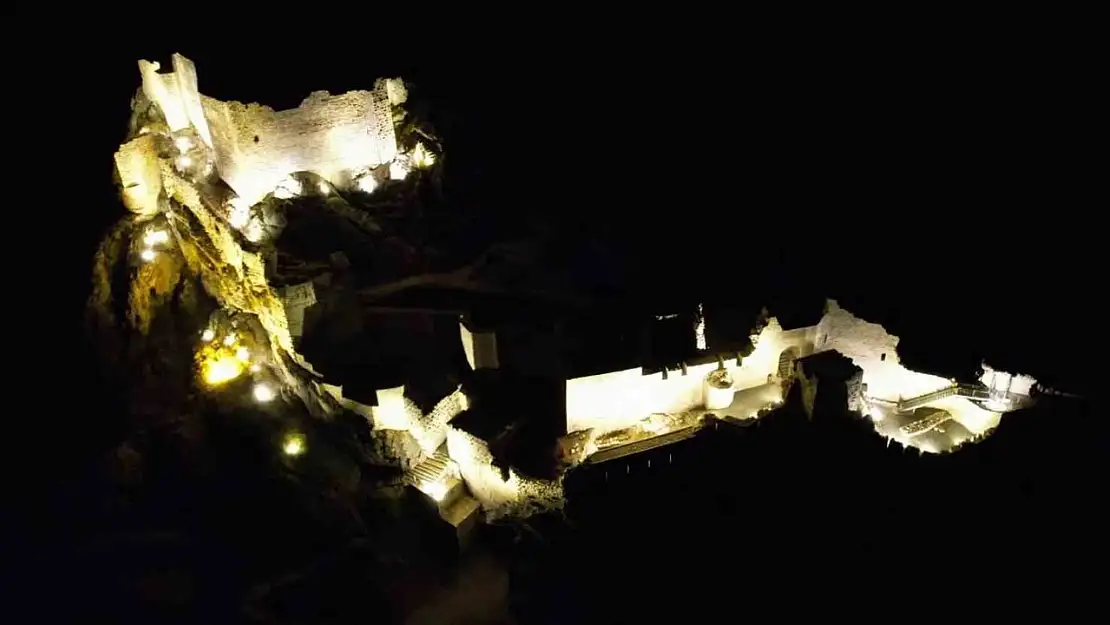 Eski Kahta Kalesi gece görüntüsüyle hayran bırakıyor