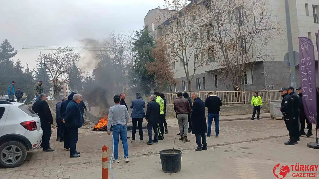 Adıyaman'da esnaflar daralan yol için eylem yaptı