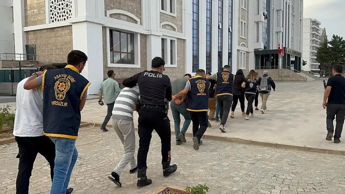 Fuhuş operasyonunda 3 şahıs tutuklandı