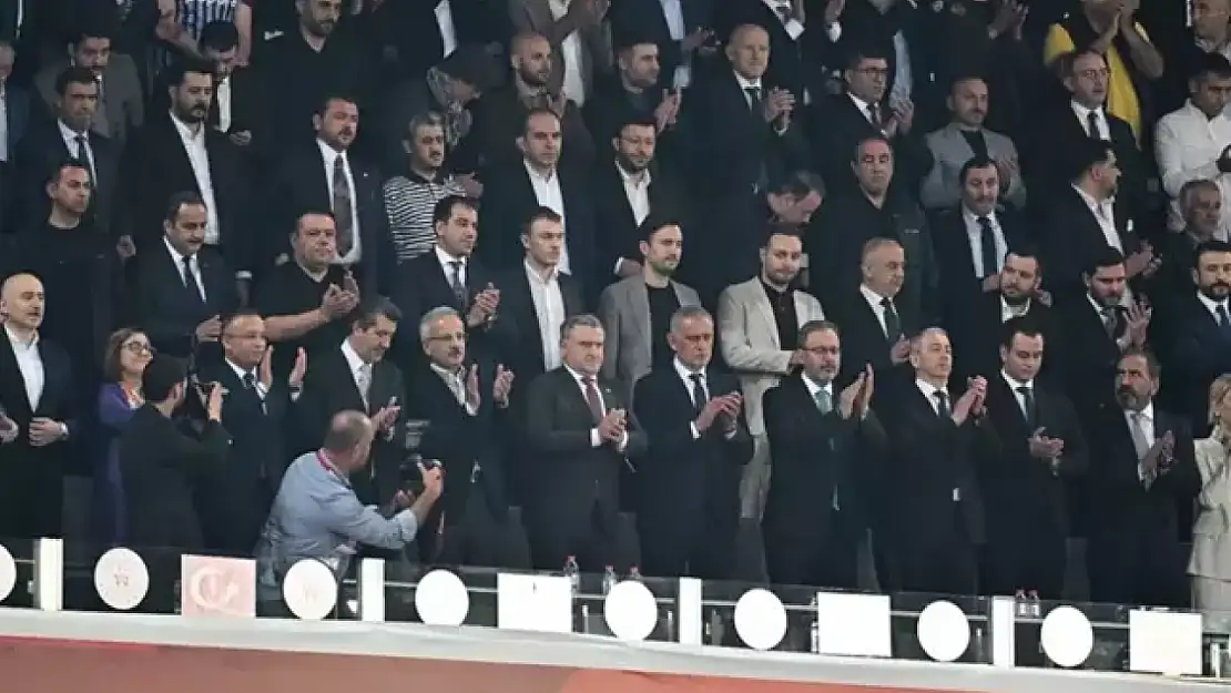 Galatasaray'da Hacıosmanoğlu'na tepki! Elini sıkmadılar
