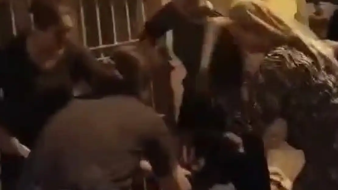 Gaziantep'te 4 kadın, sokakta oturan başka bir kadını sopalarla darp etti