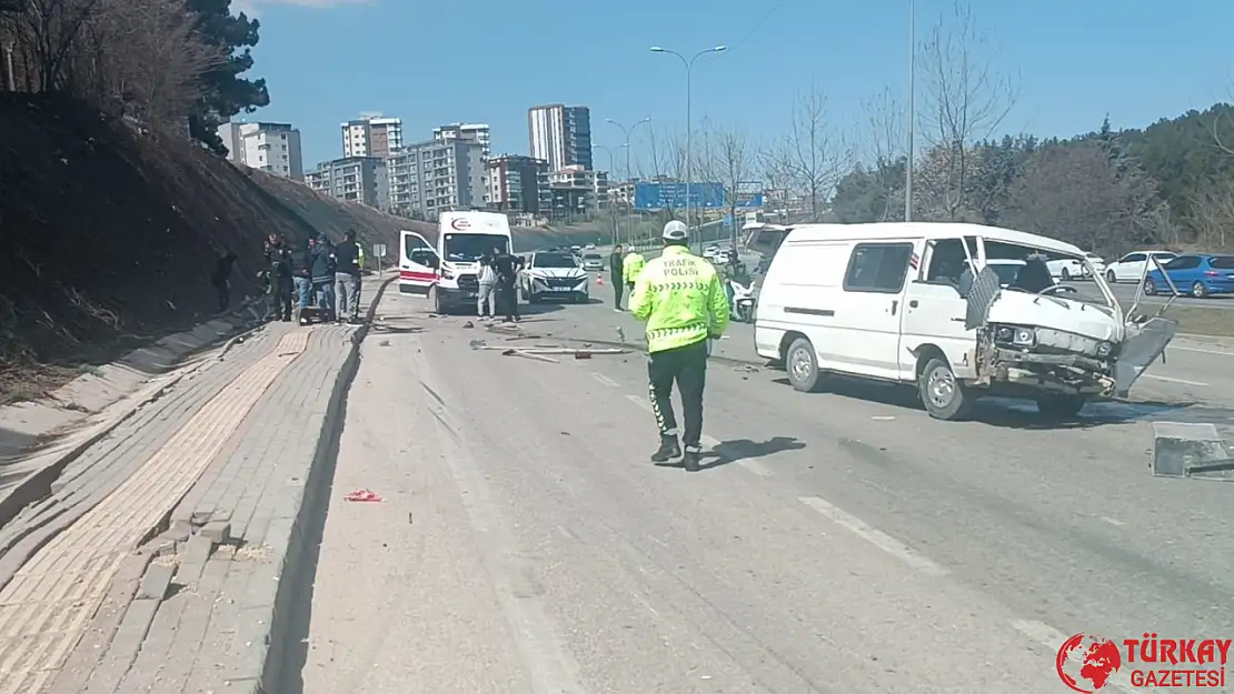 Gaziantep'te hafif ticari araç ile otomobil çarpıştı: 1 ölü, 3 yaralı