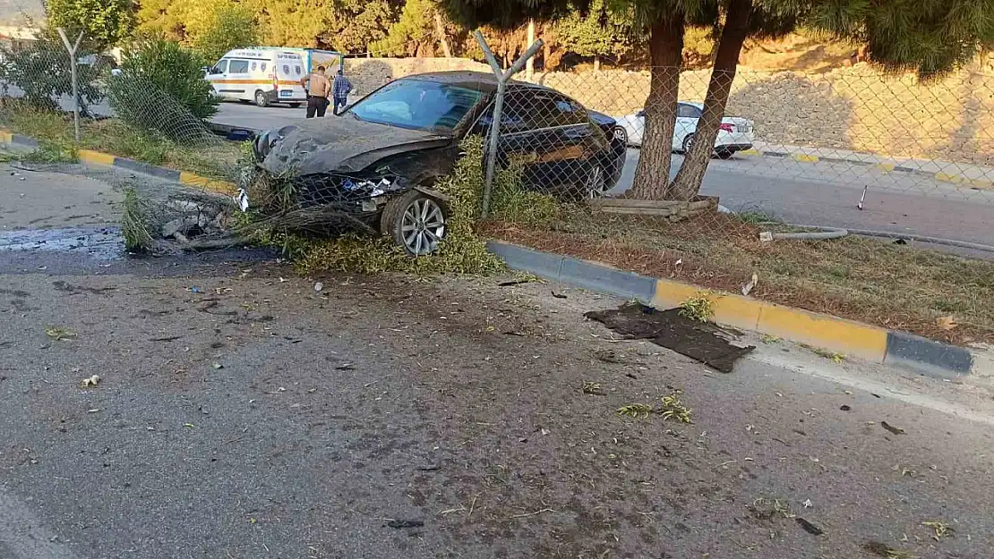 Gaziantep'te kontrolü kaybolan otomobil refüje çıktı: 1 yaralı