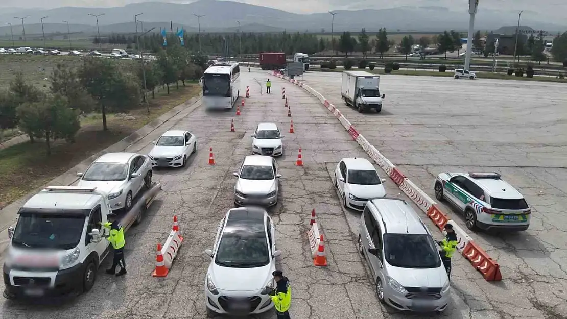 Gaziantep'te otoyolda kural ihlali yapan 99 araca 178 bin TL ceza