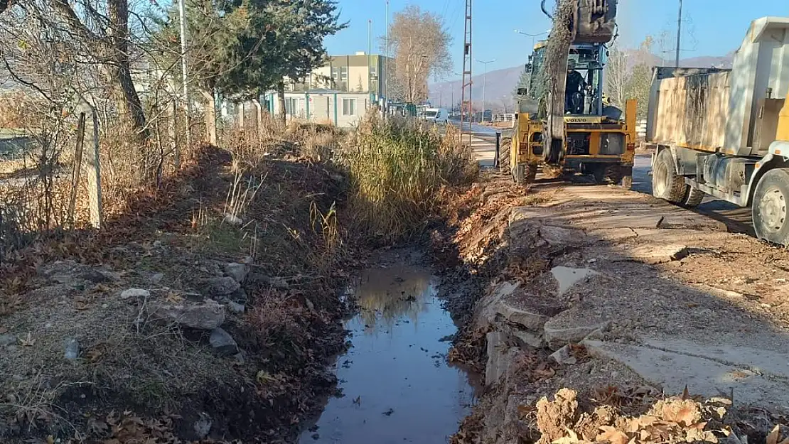 Gölbaşı belediyesinden dere temizleme çalışması