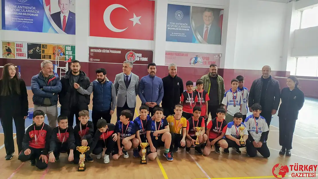 Gölbaşı Cumhuriyet ortaokulu Badmintonda il ikincisi oldu