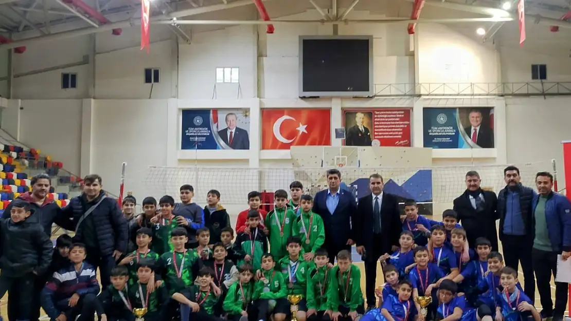 Gölbaşı Cumhuriyet Ortaokulu Voleybolda İl İkincisi Oldu