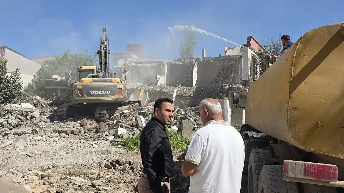 Gölbaşı ilçesinde orta hasarlı binaların yıkımına başlandı