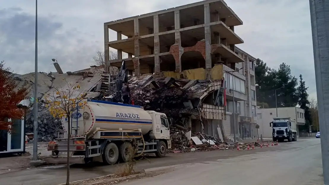 Gölbaşı'nda ağır hasarlı binaların yıkımı sürüyor