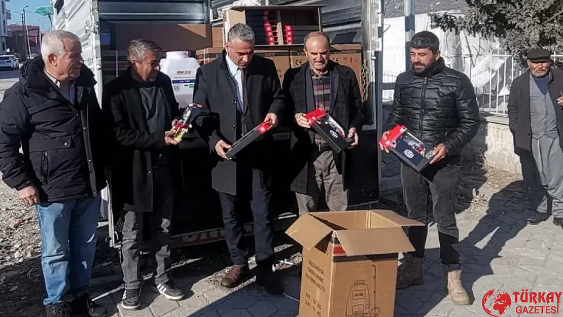 Adıyaman Gölbaşı'nda çiftçilere budama makası ve pülverizatörü dağıtıldı