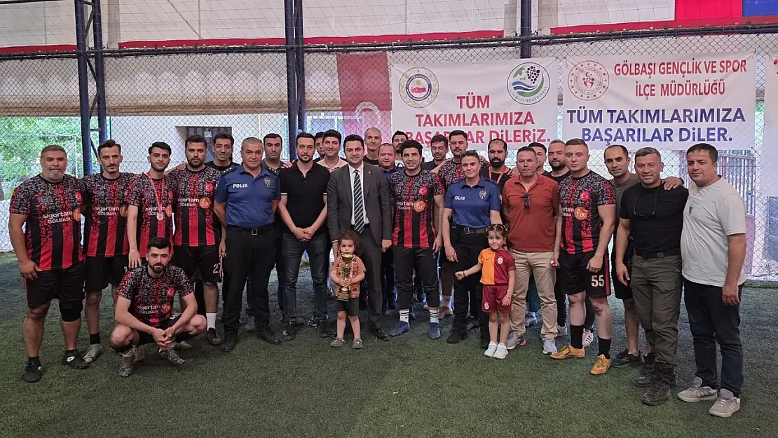 Gölbaşı'nda Kaymakamlık kupasının şampiyonu Belediye Futbol takımı oldu
