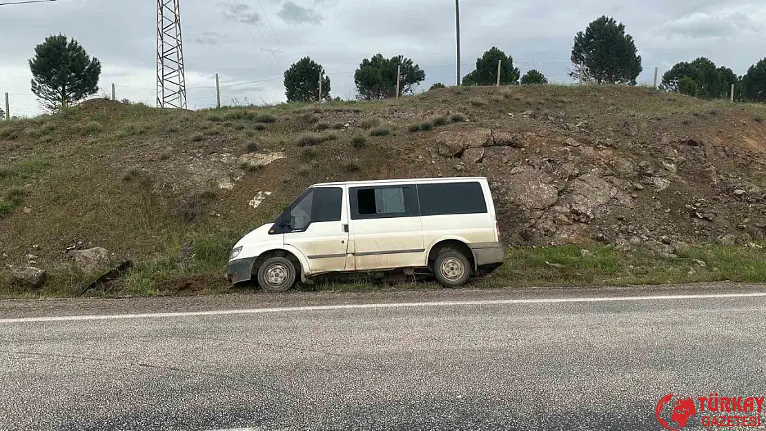 Gölbaşı'ndan minibüs şarampole savruldu: 3 yaralı