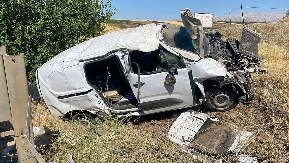 Hafif ticari araç şarampole yuvarlandı: 1 ağır yaralı