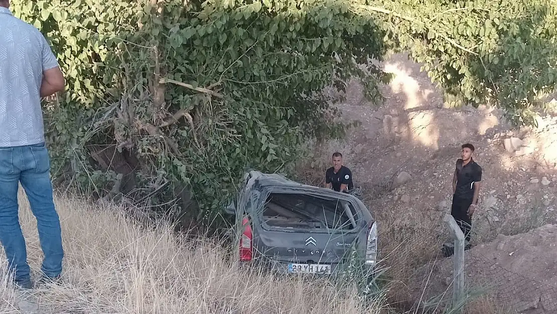 Hafif ticari araç şarampole yuvarlandı: 1 yaralı