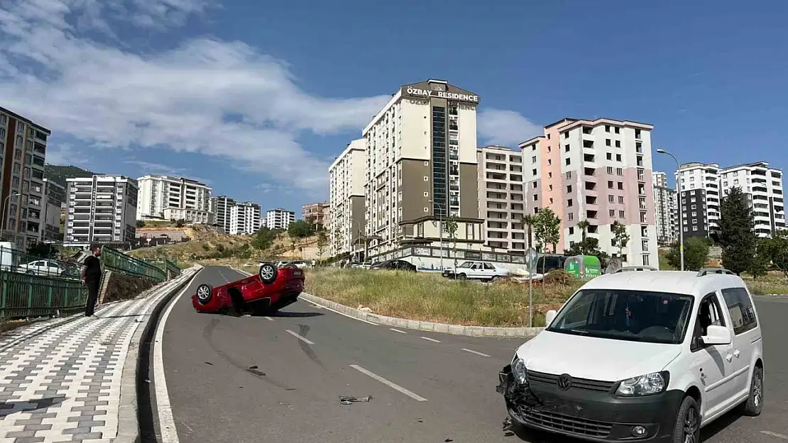 Hafif ticari araçla çarpışan otomobil takla attı sürücüsü yaralandı