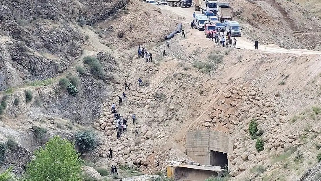 Hafriyat kamyonu devrildi: 1 yaralı