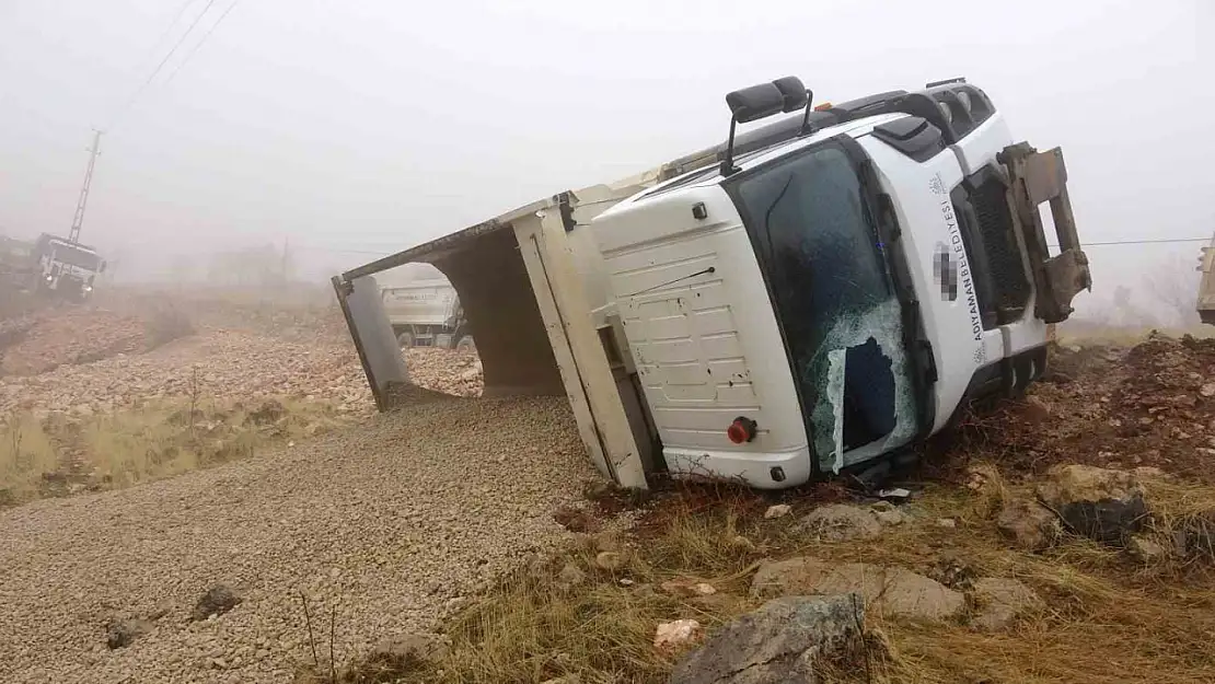 Adıyaman'da Hafriyat kamyonu şarampole devrildi: 1 yaralı