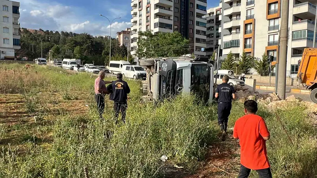 Hafriyat yüklü kamyon devrildi: 1 yaralı