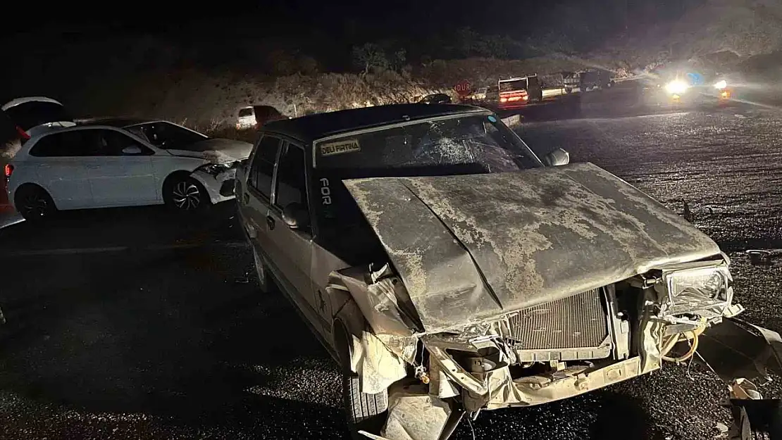 Adıyaman Besni'de iki otomobil çarpıştı