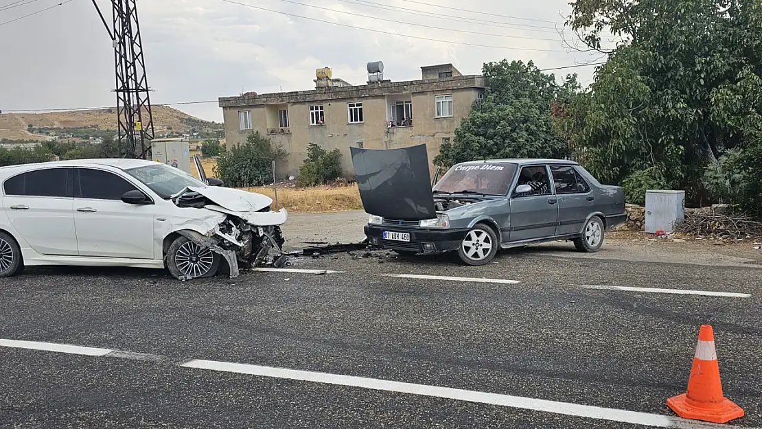 İki otomobil kafa kafaya çarpıştı: 1 Yaralı 