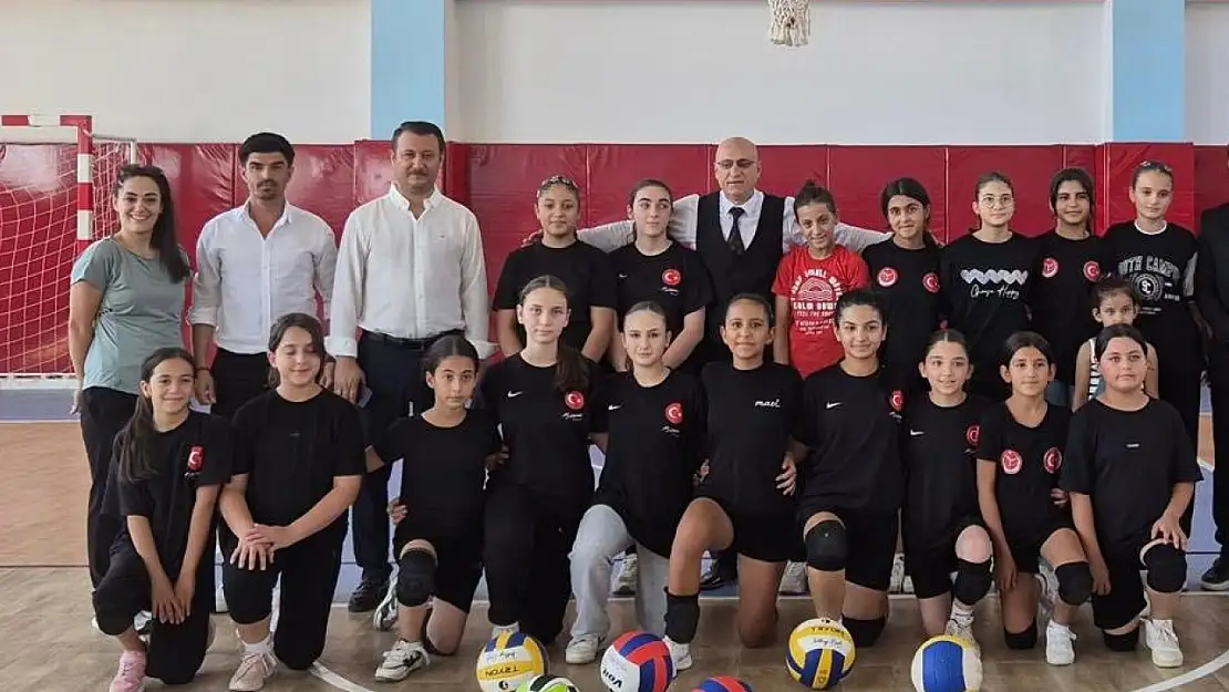 İl Müdürü Elüstü Tut'ta gençlerle buluştu