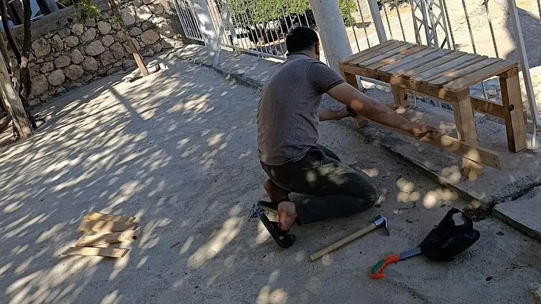 İmam, cami bahçesine kendi elleriyle oturak yaptı