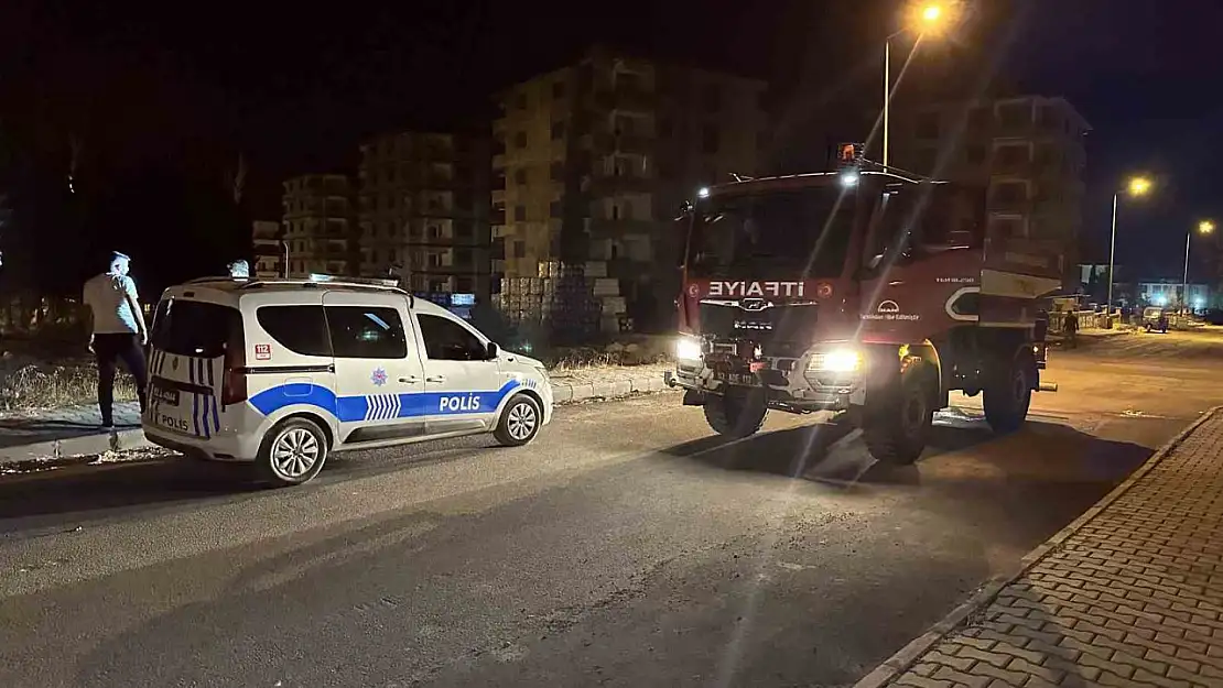 İnşaat malzemelerinin yanındaki otluk alan ateşe verildi