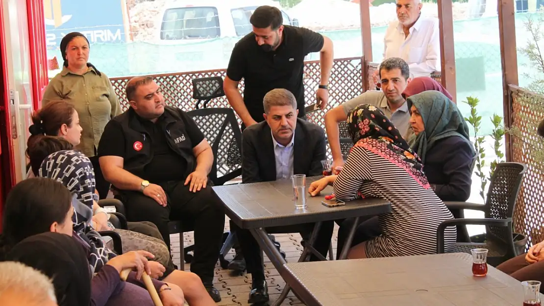 İshak Şan, K-7 Konteyner Kent'te depremzede vatandaşlarla buluştu