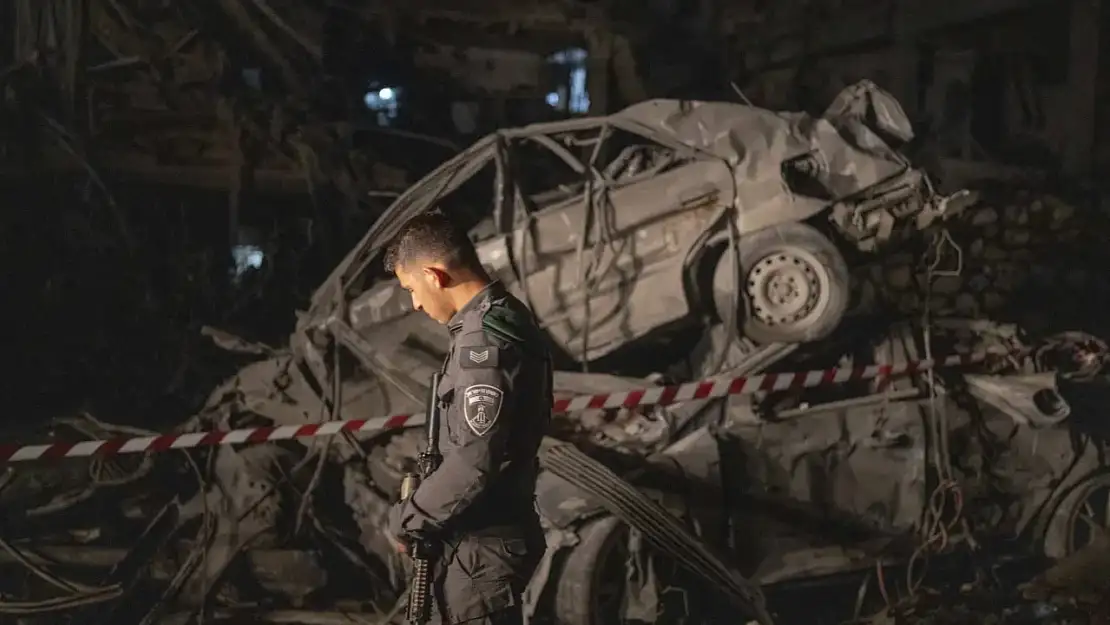 İsrail Savunma Kuvvetleri İç Cephe Komutanlığı ikinci bir duyuruya kadar sığınaklarının yakınında kalmaları talimatını verdi.