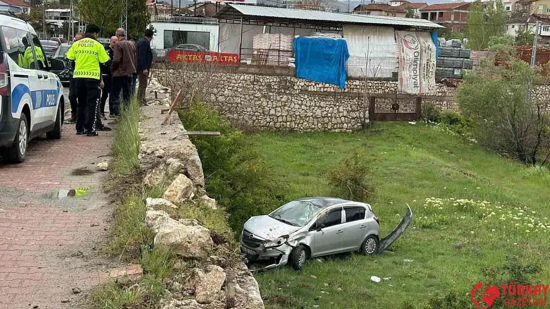 İstinat duvarına çarpan araç bahçeye uçtu: 2 yaralı