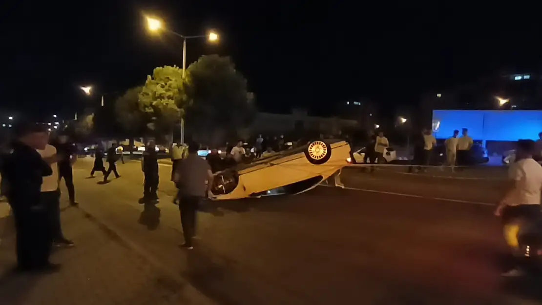 Kahramanmaraş'ta hafif ticari araçla çarpışan otomobil takla attı: 1 ağır yaralı
