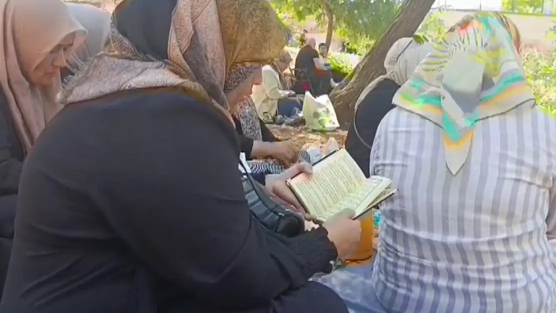 Kahramanmaraş'ta öğrenciler sınavdayken aileler de dışarıda dua etti