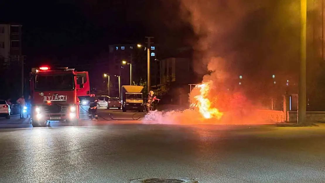 Kahramanmaraş'ta yanan otomobil hurdaya döndü