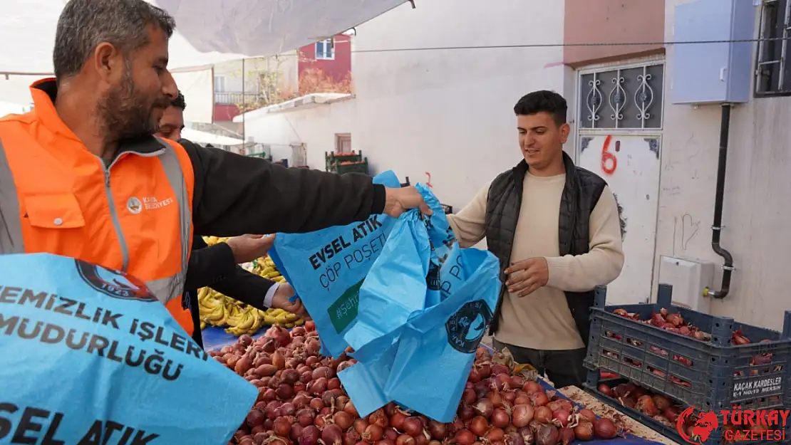 Kahta Belediyesi, pazarcı esnafına çöp poşeti dağıtıldı