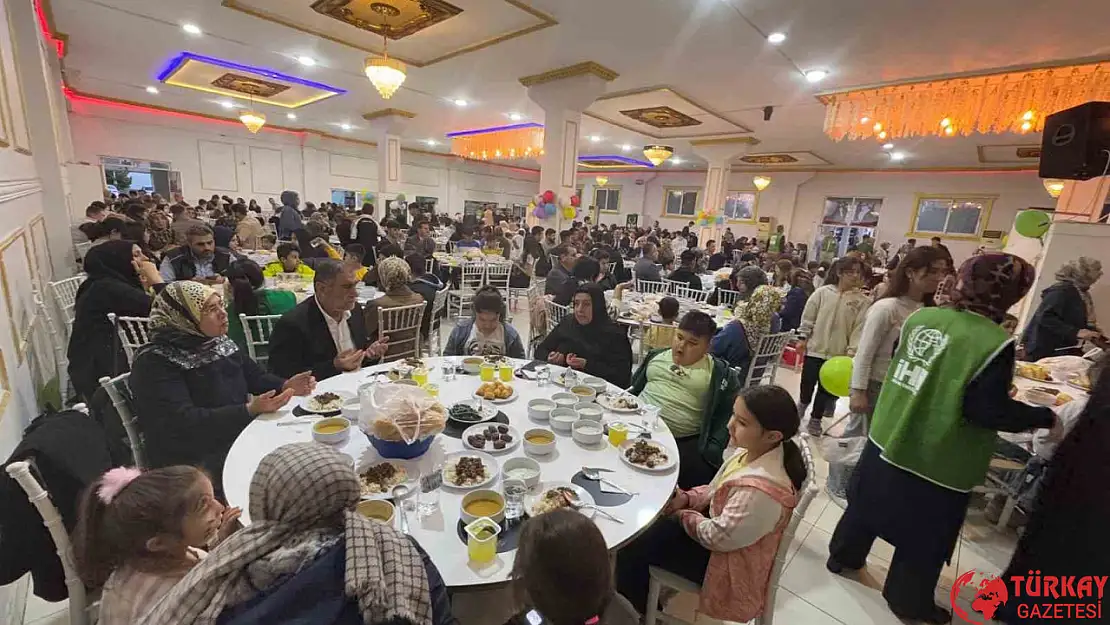 Kahta'da 'Dünya Yetimler Günü' dolayısıyla iftar programı düzenlendi