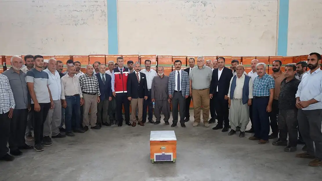Kahta'da Arıcılara arı kovanı ve bal süzme makinası dağıtıldı