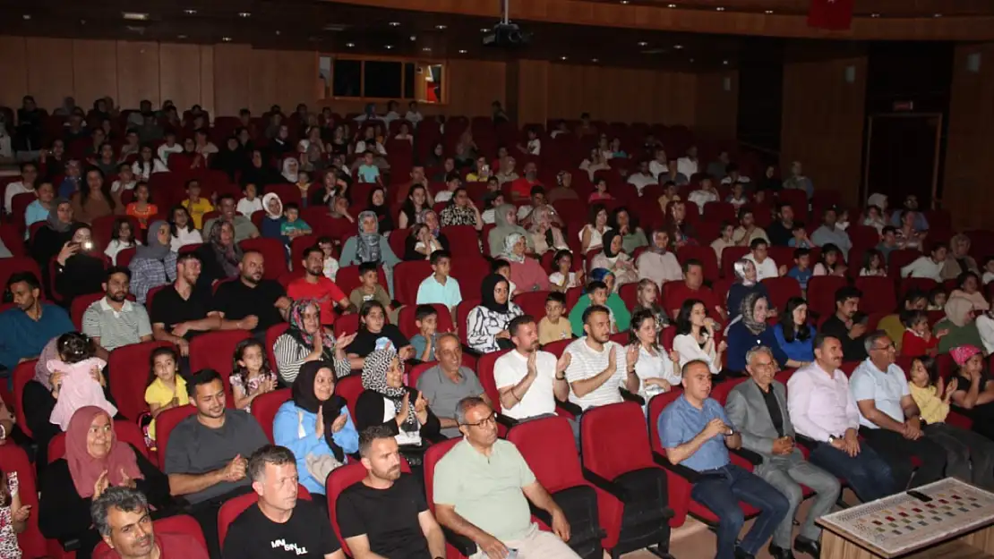 Kahta'da 'Hayat Boyu Öğrenme Haftası' kapsamında tiyatro gösterisi düzenlendi