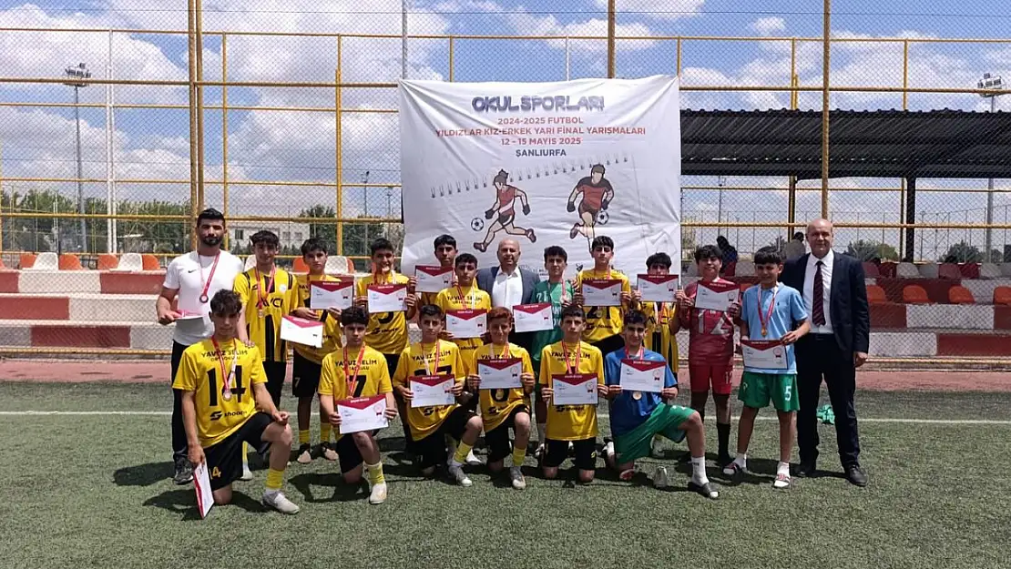Kahta Yavuz Seli Ortaokulu futbol takımı Türkiye finallerinde