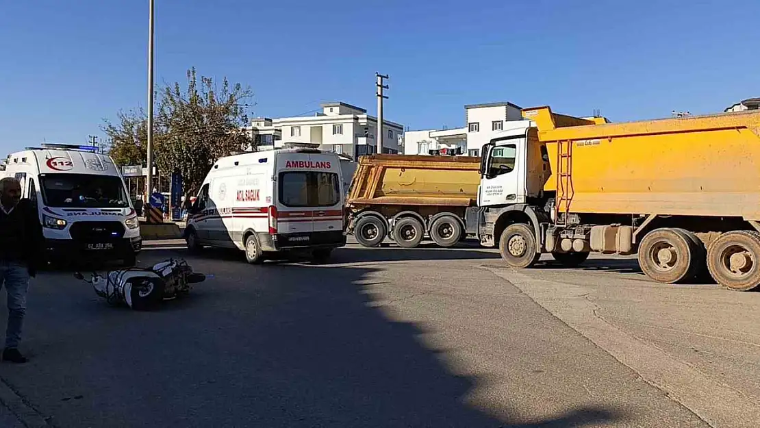 Adıyaman'da kamyon ile motosiklet çarpıştı: 1'i ağır 2 kişi yaralandı