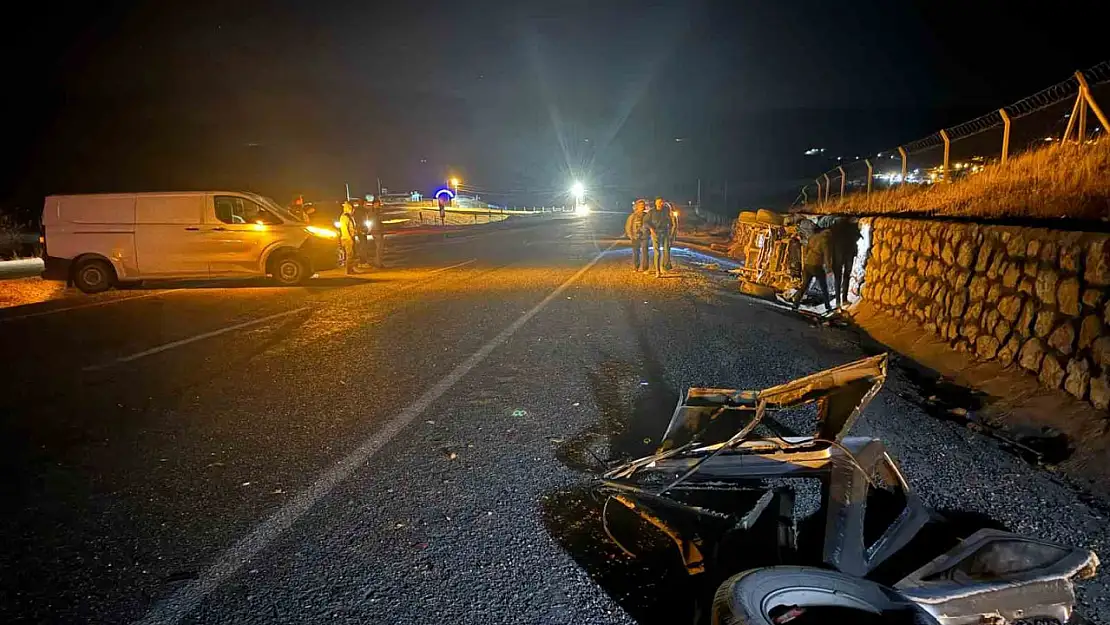 Adıyaman Besni'de kamyonet ile otomobil çarpıştı: 4 ağır yaralı