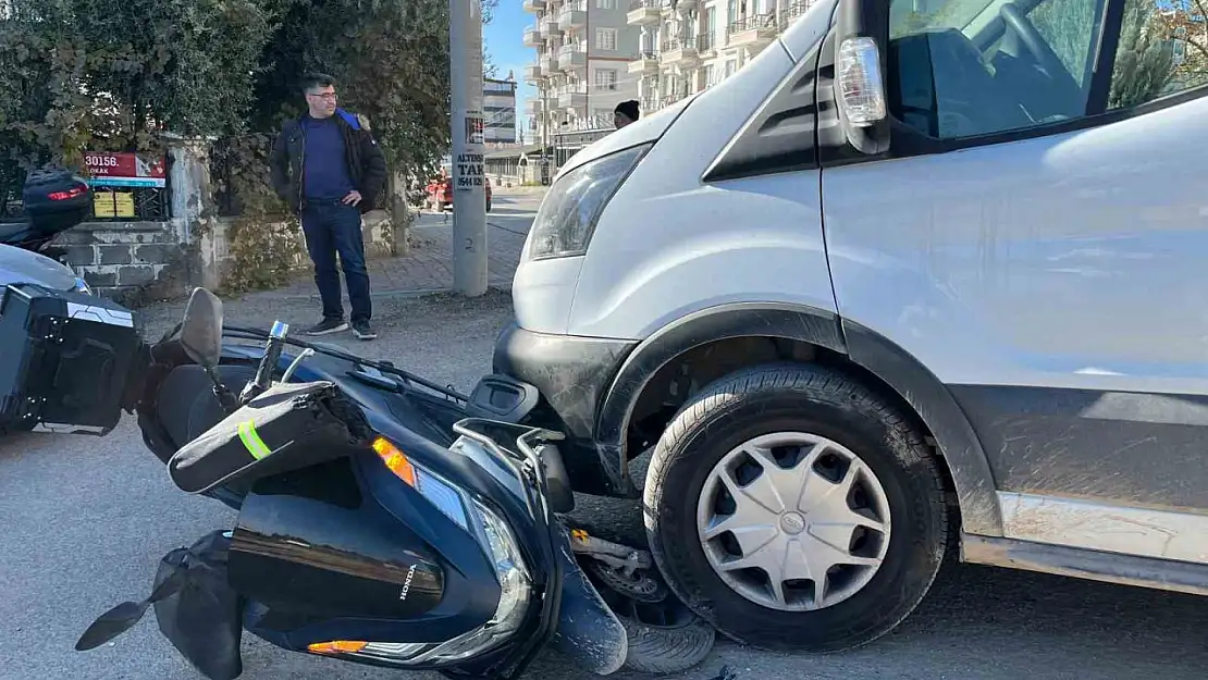 Kamyonetle çarpışan motosikletin sürücüsü yaralandı