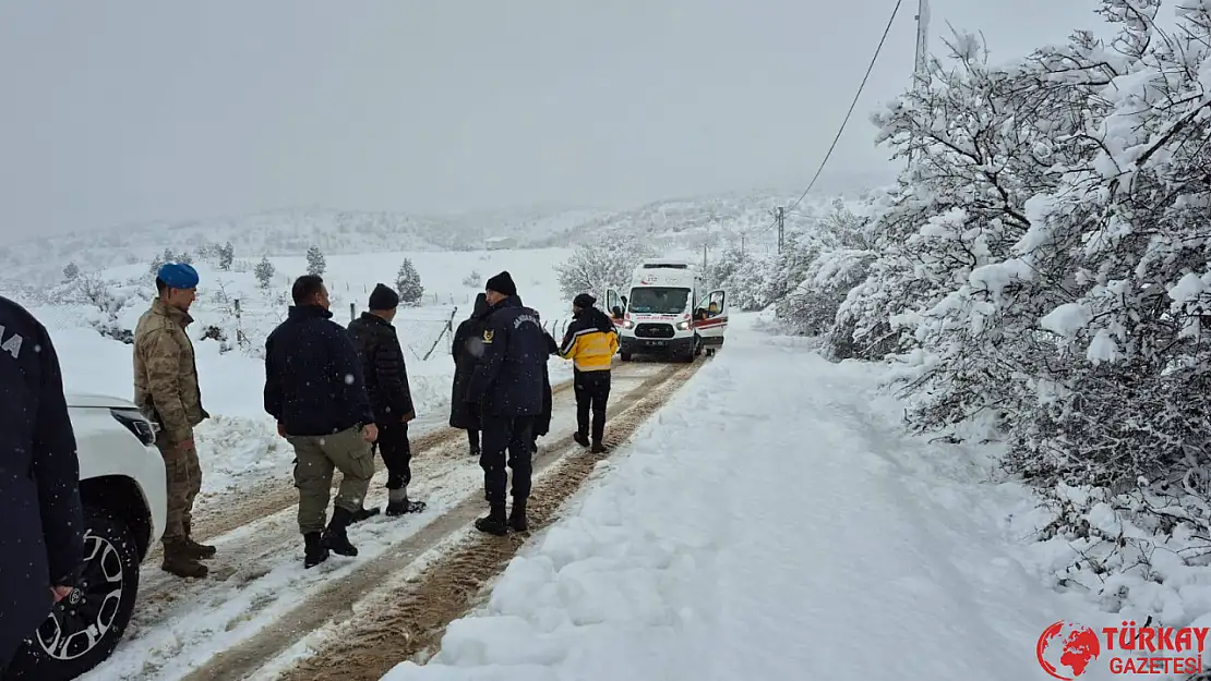 Kapanan yol açıldı hamile kadın hastaneye ulaştırıldı