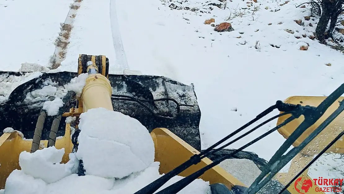 Kar yağışı Gölbaşı'nda köy yollarını kapattı