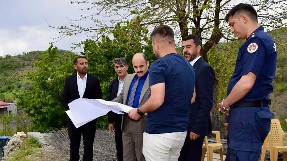 Kaymakam Altınöz muhtar ve köy sakinleriyle bir araya geldi