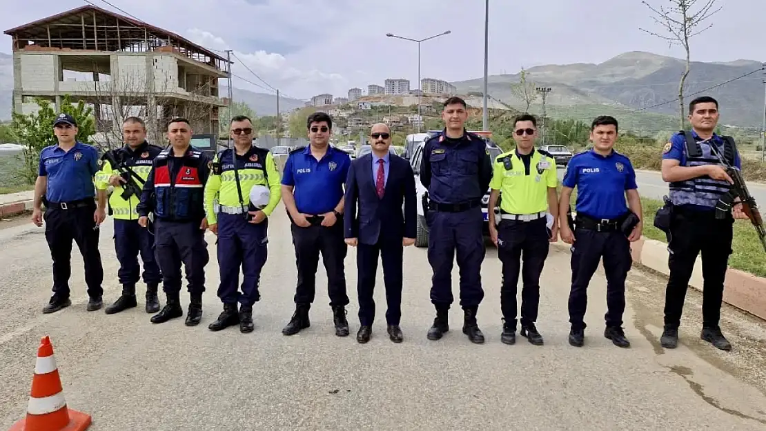 Kaymakam Altınöz sürücülere çiçek, broşür ve reflektör dağıttı