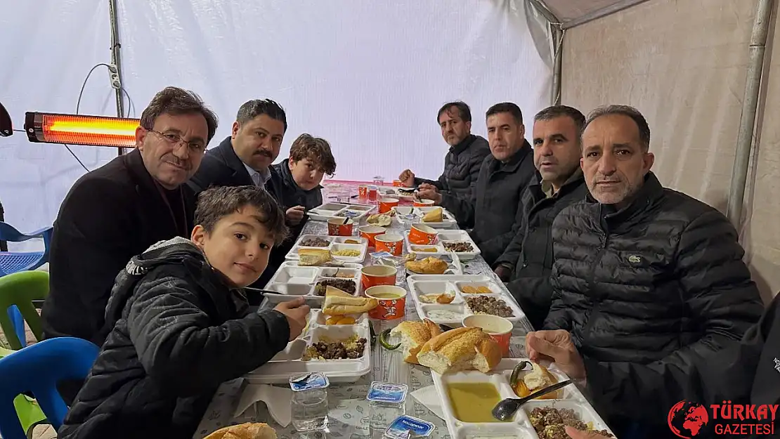 Kaymakam Bozkurtoğlu depremzede vatandaşlarla iftar açtı